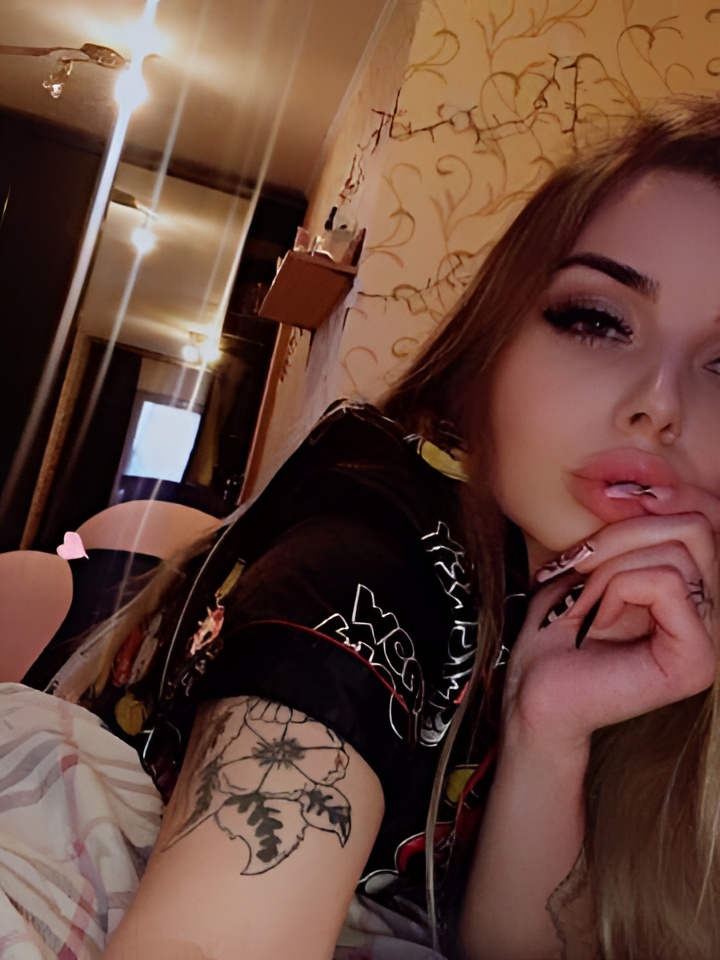 Юстина привлекальеная девушка из Новосибирска цена от 10000 руб